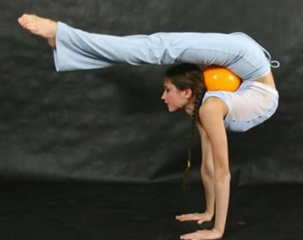 Flexible girl - Innergy Corporate Yoga Inc.